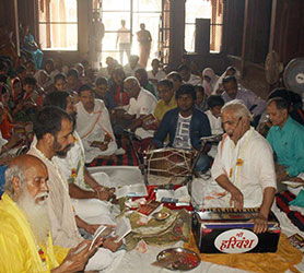 Pareados de Samaj cantados en el templo de Radhavallabh