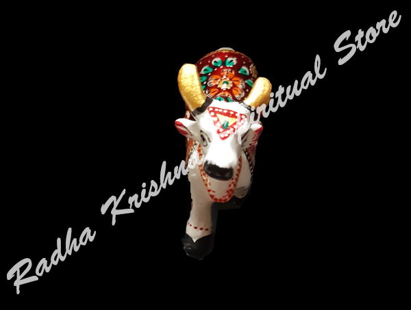 <p>
	Nandini Cow Deity Toy</p>