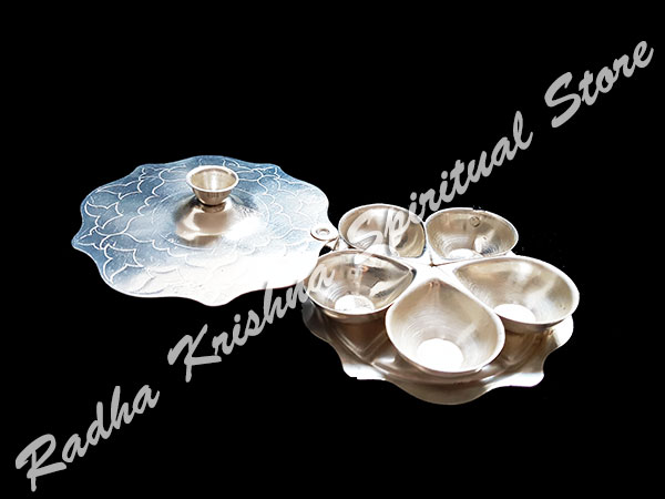 <p>
	Stylish-Flora-Silver-Pated-Tilaka-Kanaka-Wati-Box</p>